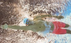 开云体育官方网站-非常有张力，将两个看似不相关的体育事件—波兰足球队的惊天逆转与张继科的乒乓激情—强行并置，本身就蕴含了巨大的戏剧冲突和唯一性的创作空间