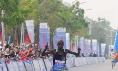 开云平台-肯尼亚选手勇夺马拉松比赛金牌