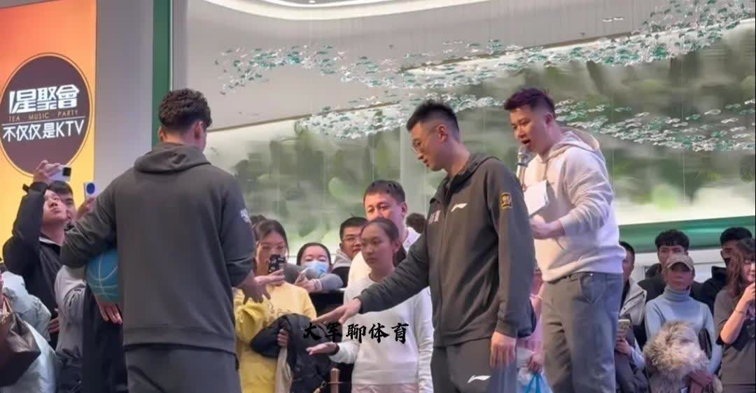 球队组织球迷见面会，与球迷互动交流
