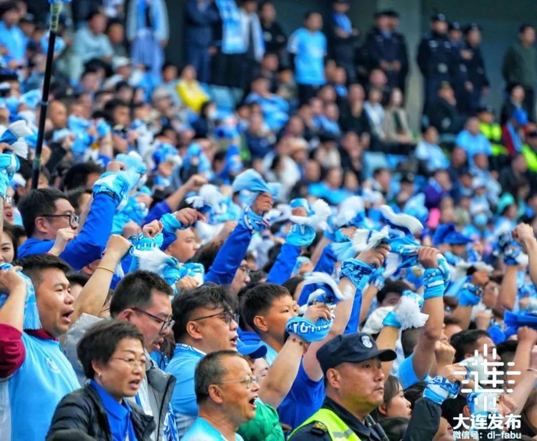 球迷狂热支持，助威场面壮观感人