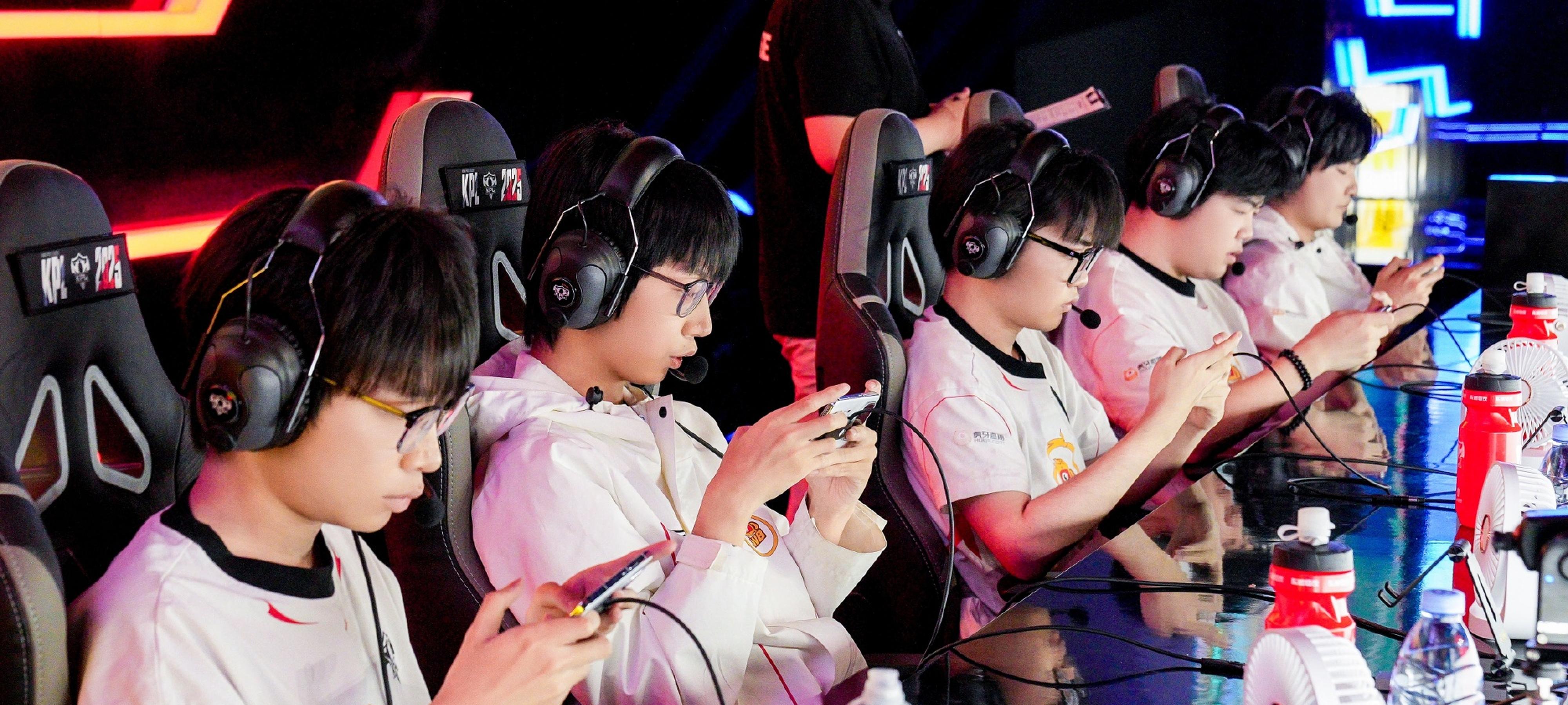 WBG翻盘DRX，Scout关键团战开团秒人激烈交锋半决赛，引爆全场热议