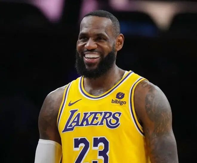 詹姆斯领军湖人队取得开门红，新赛季展望可期的简单介绍