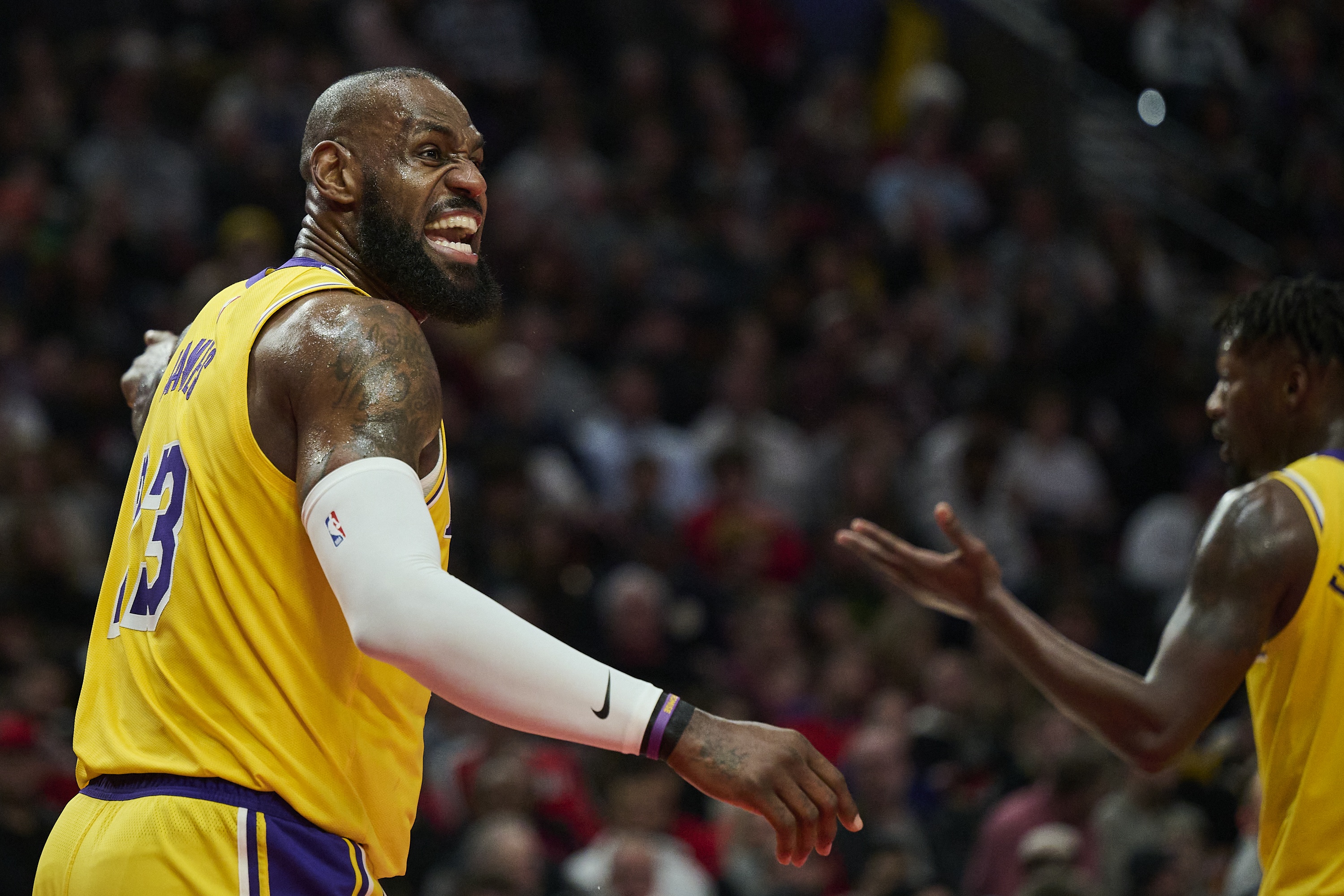 火箭逆转湖人詹姆斯生涯首次0-2落后