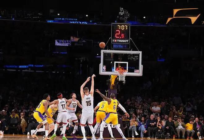 包含山东队横扫新疆队，约基奇关键制胜的词条