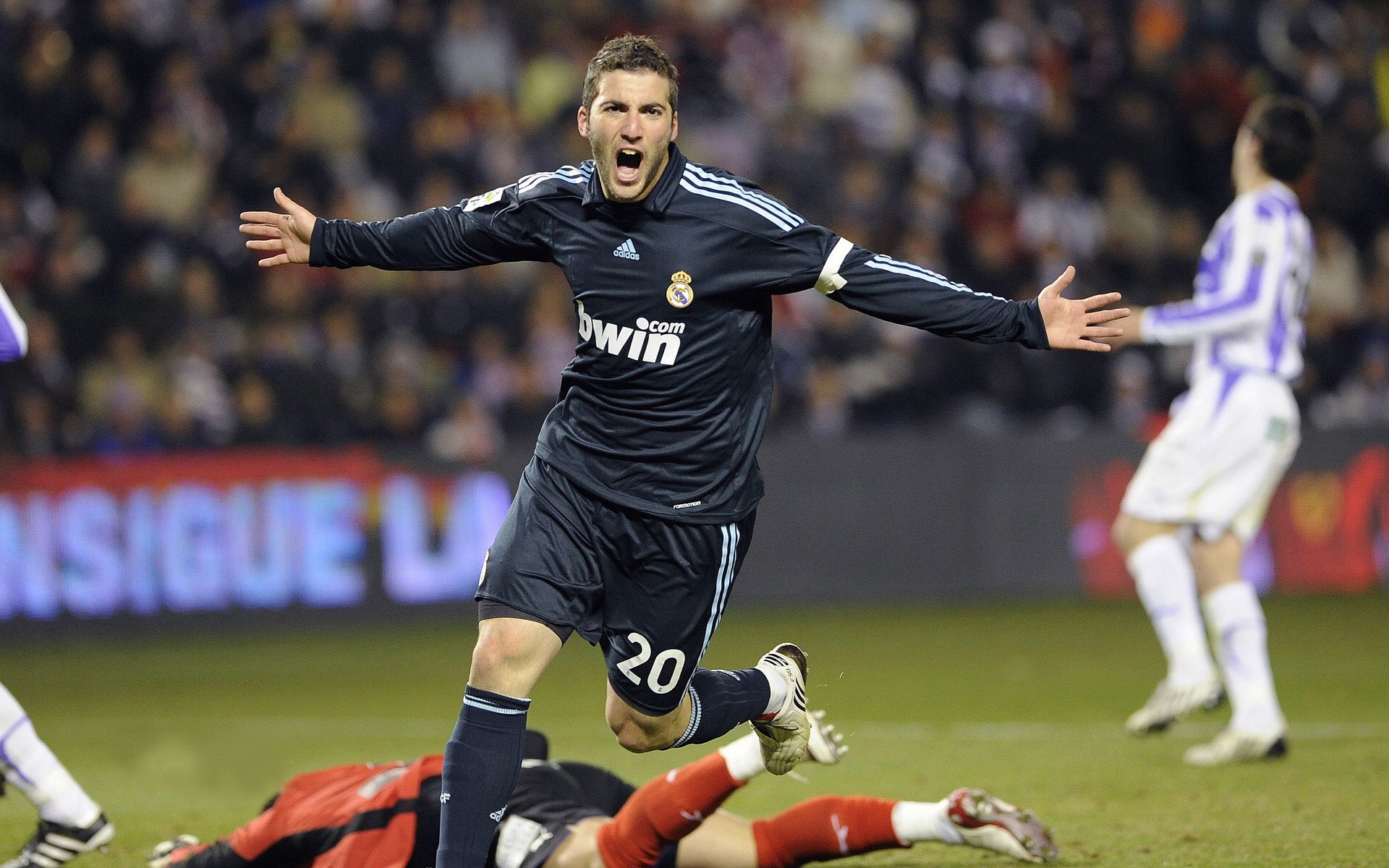 没有超级英雄的降临,只有21岁新王的登基