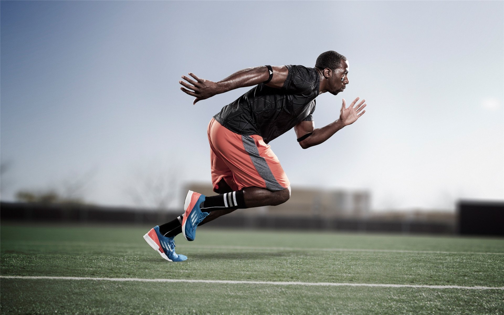 F1揭幕战攻防盛宴,当赛道遇上绿茵场,曼联式防守锁死皇马般的对手